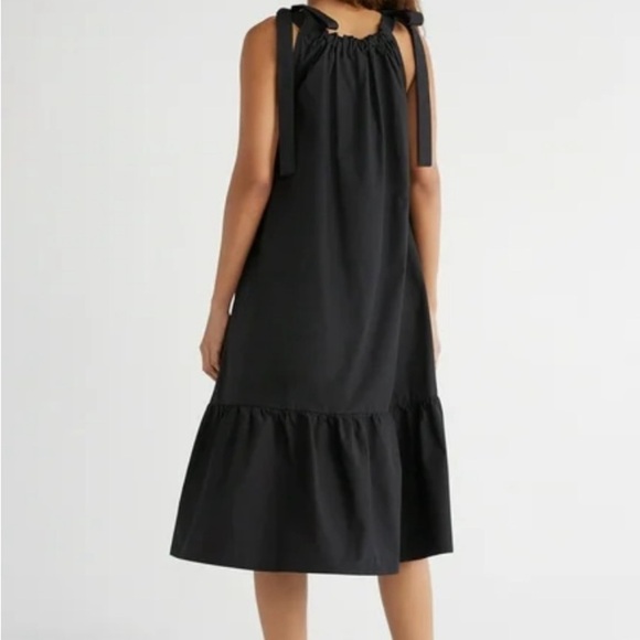 Elegant Black Sleeveless Dress - Picture 2 of 10